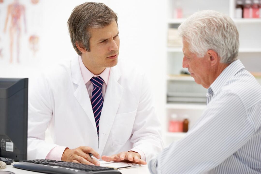 Medicul prescrie pacientului medicamente pentru prostatita